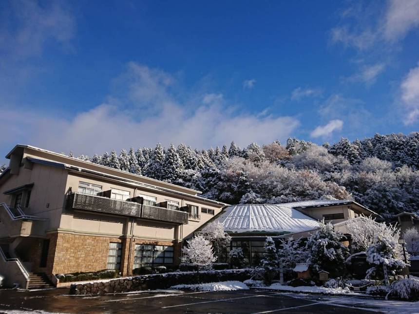 雪景色のホテル全景