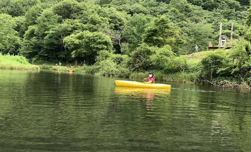 池の中でカヌーを楽しむ「カヌー体験」