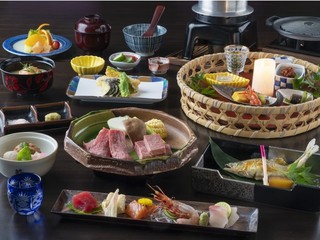 飛騨牛、鮎など地元の食材を使用した会席をおだししております
