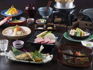 飛騨牛、鮎など地元の食材を使用した会席をおだししており